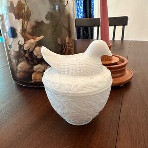 Vintage 1970s Avon milk glass dove nesting dish